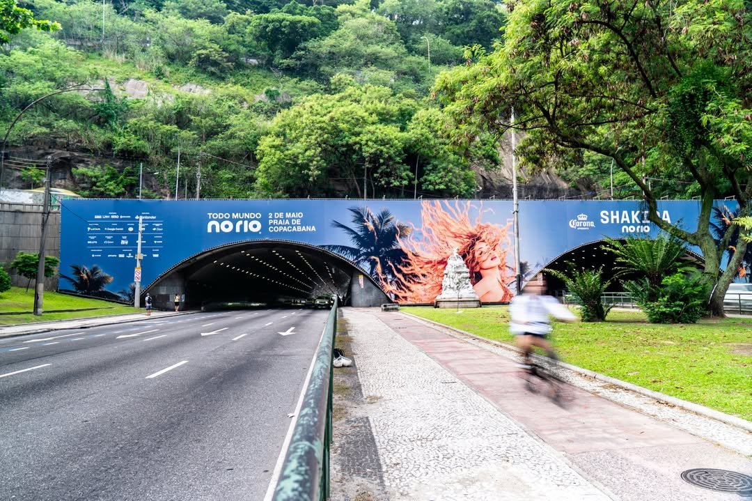 Túnel de acesso a Copacabana ganha arte para show de Shakira