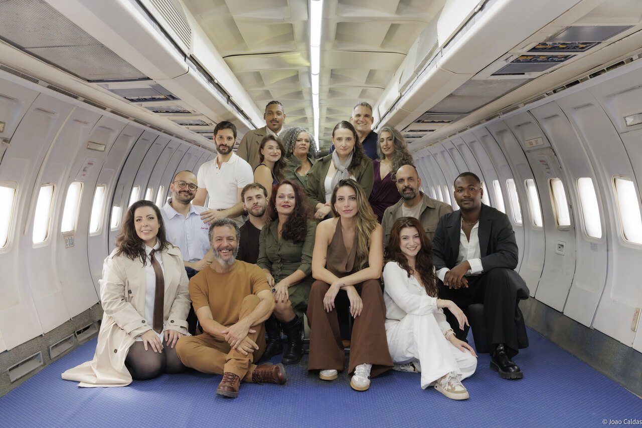 Versão brasileira de “Come From Away” chega ao Brasil como “Vindos de Longe”