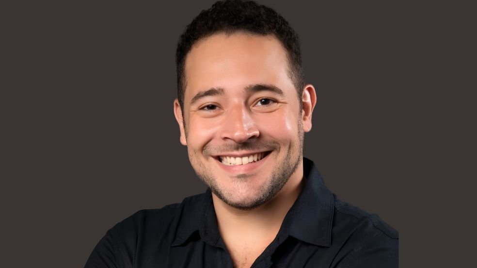 Diego Luri vive Van Helsing em “Drácula” e consolida nova fase no teatro musical