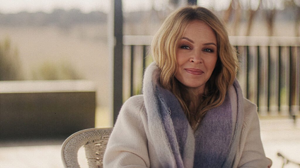Kylie Minogue confirma músicas inéditas e comenta novo álbum de Madonna